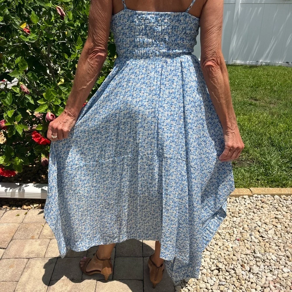 BLU PEPPER FLORAL WHITE DAISY HANDKERCHIEF DRESS /SMALL/WORN ONCE/SMOCKED TOP - Picture 2 of 9